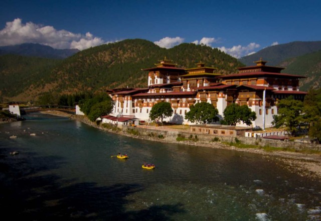 Rafting by the Punakha Dzong in Bhutan